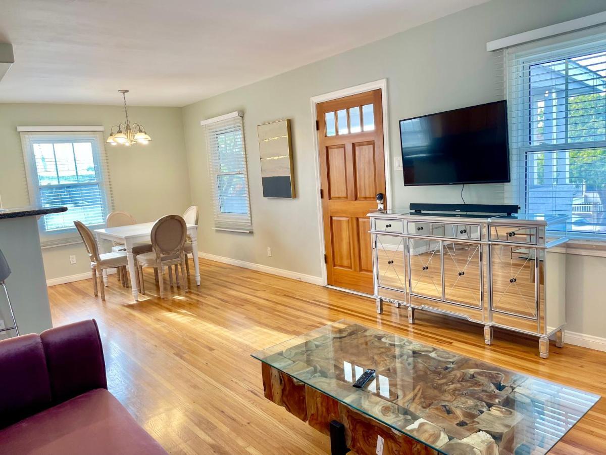 Rustling Leaves 2bd/1 Ba Upstairs Parking/laundry Los Angeles