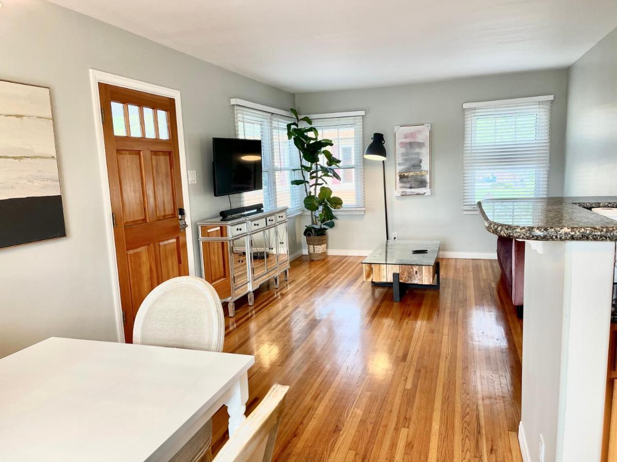 Rustling Leaves 2bd/1 Ba Upstairs Parking/laundry
