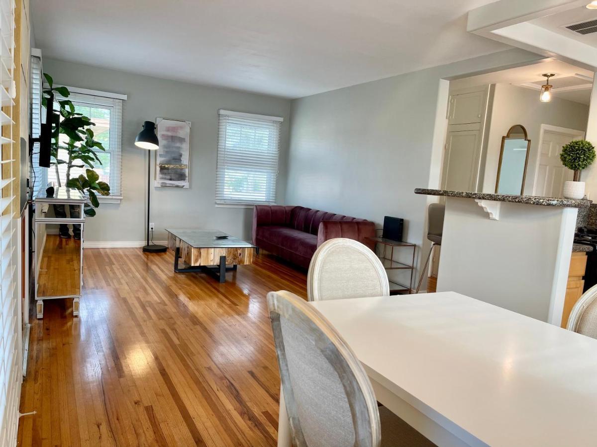 Rustling Leaves 2bd/1 Ba Upstairs Parking/laundry Appartement