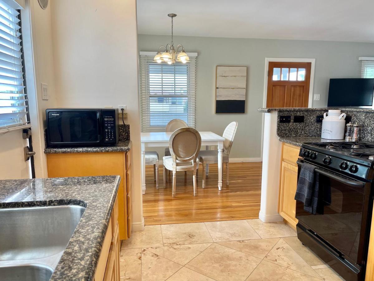 Rustling Leaves 2bd/1 Ba Upstairs Parking/laundry Appartement Los Angeles