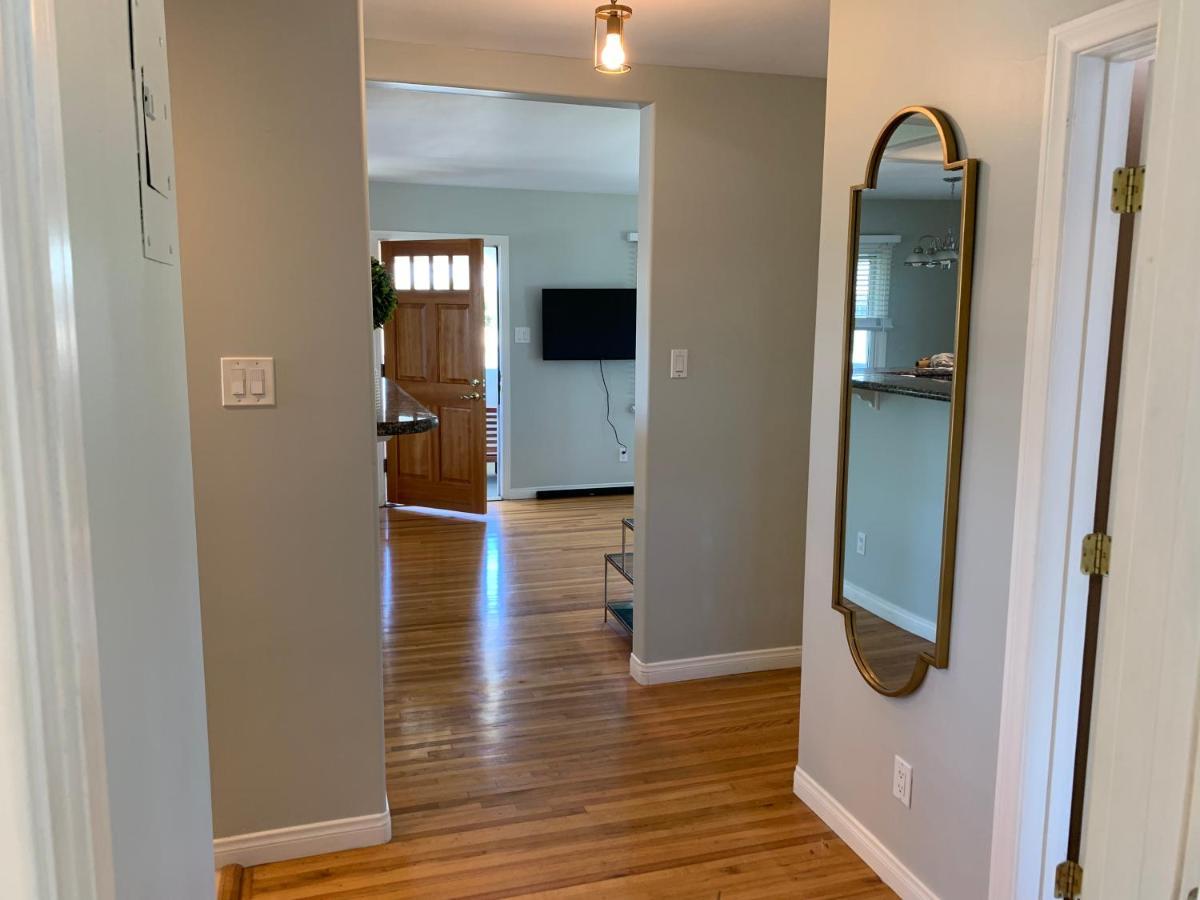 Rustling Leaves 2bd/1 Ba Upstairs Parking/laundry Appartement *